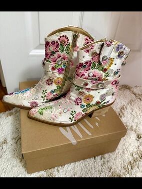 NEW IN BOX Floral Embroidered Cream Western Boots with Gem Accents